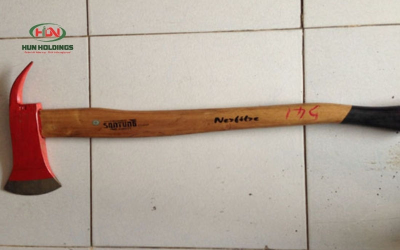 Bộ dụng cụ phá dỡ PCCC gần đây - Giá rẻ - Chính hãng 13 Môi trường có nguy cơ điện giật rất là nguy hiểm, chính vì vậy vật liệu bằng gỗ như Rìu cứu hỏa rất quan trọng.