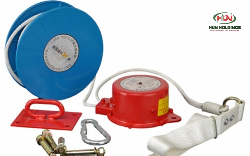 Bảng báo giá Thiết bị Phòng cháy Chữa cháy mới nhất 14 Bộ dây gồm giá treo, dây thoát hiểm và bộ điều tốc giúp người dùng hạ xuống đất an toàn.