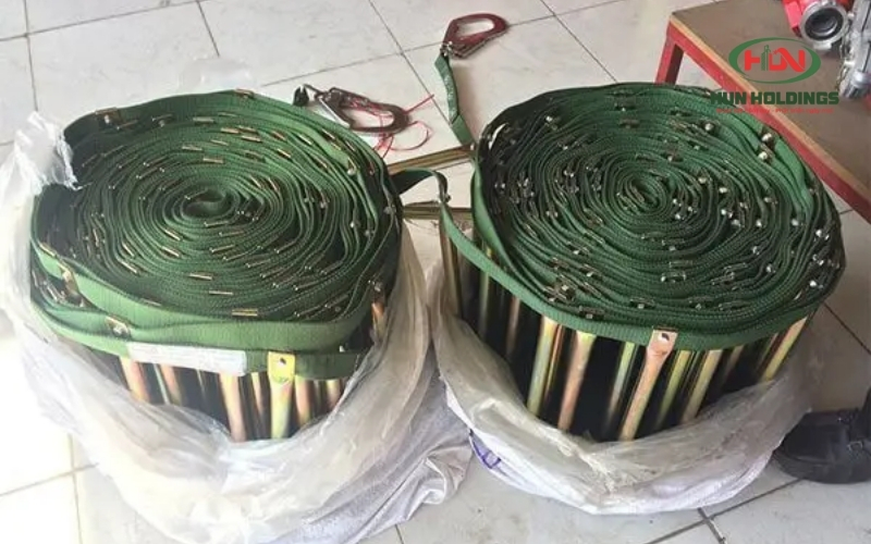 Bảng báo giá Thiết bị Phòng cháy Chữa cháy mới nhất 13 Thang dây giúp thoát nạn từ tầng cao khi lối đi bị chặn.